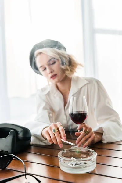 Selektivní Zaměření Elegantní Blonďaté Ženy Černém Baretu Kuřácké Cigarety Skleničky — Stock fotografie