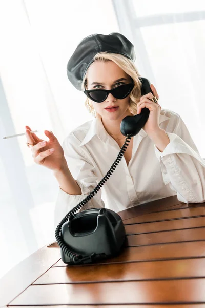 Elegante Mujer Rubia Boina Negra Gafas Sol Fumando Cigarrillo Mientras — Foto de Stock