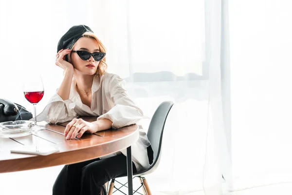 Elegant Dreamy Blonde Woman Black Beret Sunglasses Sitting Table Glass — Stock Photo, Image