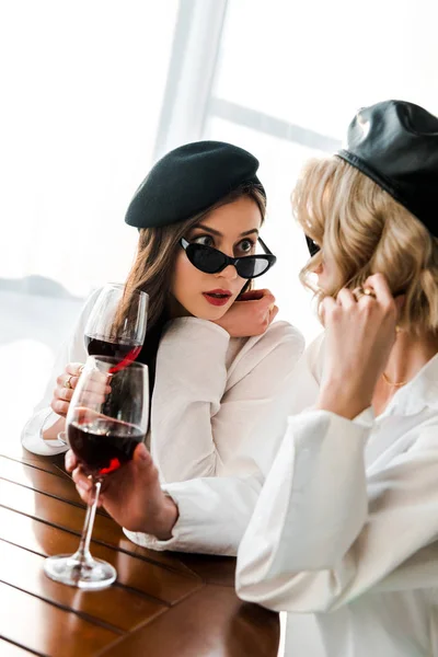 Elegant Shocked Brunette Woman Black Beret Sunglasses Drinking Red Wine — Stock Photo, Image