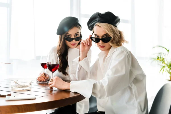 Elegant Brunette Blonde Women Black Berets Sunglasses Drinking Red Wine — Stock Photo, Image