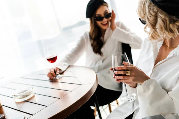 Enfoque Selectivo Mujer Rubia Bebiendo Vino Con Elegante Sonrisa Sorprendida —  Fotos de Stock