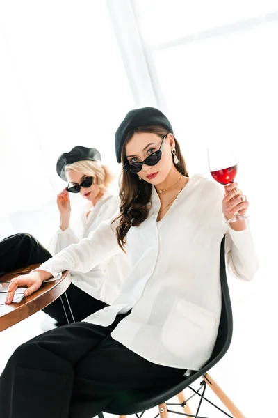 Selective Focus Elegant Brunette Woman Black Beret Sunglasses Glass Red — Stock Photo, Image