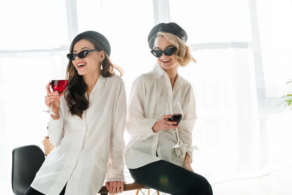 Elegant Happy Brunette Blonde Women Black Berets Sunglasses Laughing Drinking — Stock Photo, Image