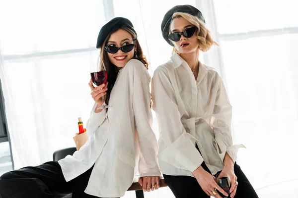 Elegant Brunette Blonde Women Black Berets Sunglasses Smoking Drinking Red — Stock Photo, Image