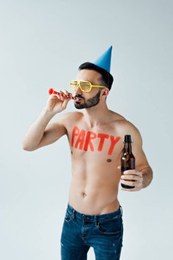 Parti üfleyici gri izole bira şişesi tutan gömleksiz adam
