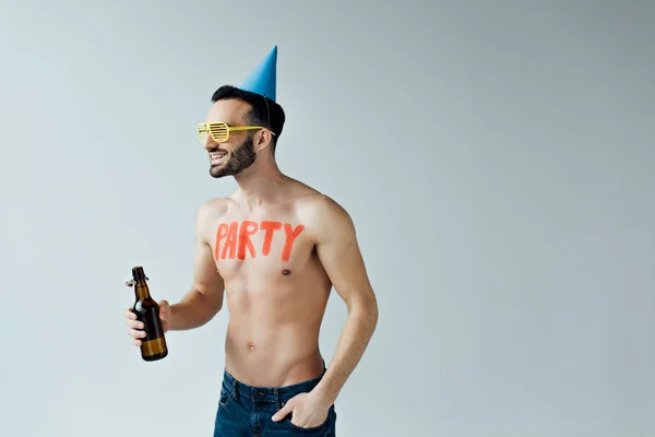 Mann Mit Partymütze Hält Bier Der Hand Und Schaut Weg — Stockfoto