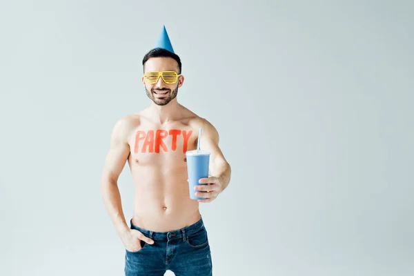 Hombre Sin Camisa Con Inscripción Cuerpo Sosteniendo Bebida Aislada Gris — Foto de Stock