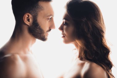 Beyaz izole sevgi dolu çift yan görünümü