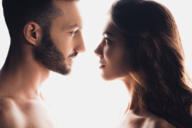 Beyaz üzerinde izole edilmiş birbirlerine bakan çiftin yan görünümü