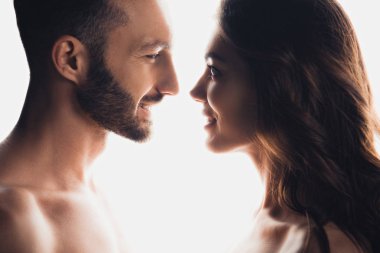 Beyaz üzerinde izole edilmiş birbirlerine bakan çiftin yan görünümü