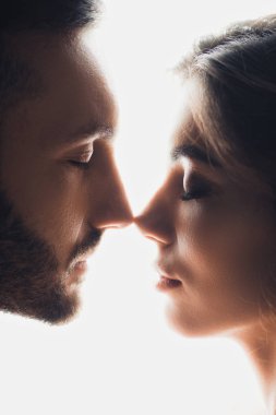 beyaz izole kapalı gözleri ile çiftin yan görünümü