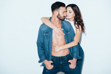 gri sakallı erkek arkadaşı kucaklayan güzel genç kadın