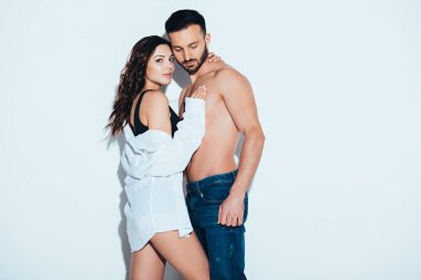 gri erkek arkadaşı ile kucaklayan beyaz gömlek kız arkadaşı