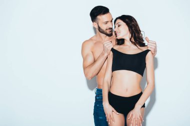 gri üzerinde seksi kız arkadaşı soyunma gülümseyen sakallı adam