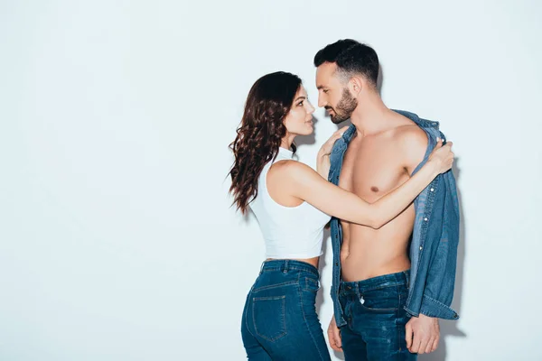 Mooie Jonge Vrouw Jeans Uitkleden Vriendje Grijs — Stockfoto