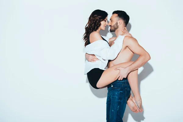 Shirtless Man Jeans Holding Girlfriend Grey — Stock Photo, Image