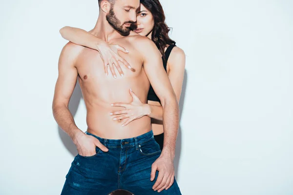 Mulher Sensual Abraçando Homem Sem Camisa Barbudo Cinza — Fotografia de Stock