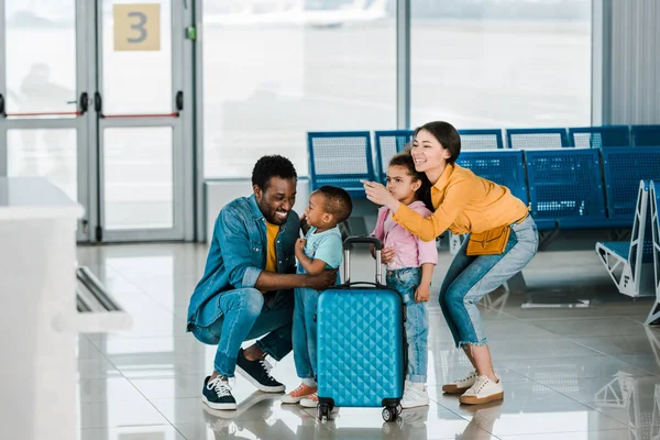 Glimlachende Afro Amerikaanse Familie Met Bagage Kinderen Luchthaven — Stockfoto