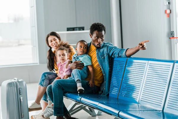 Familia Afroamericana Con Equipaje Niños Sentados Aeropuerto Mientras Que Padre —  Fotos de Stock