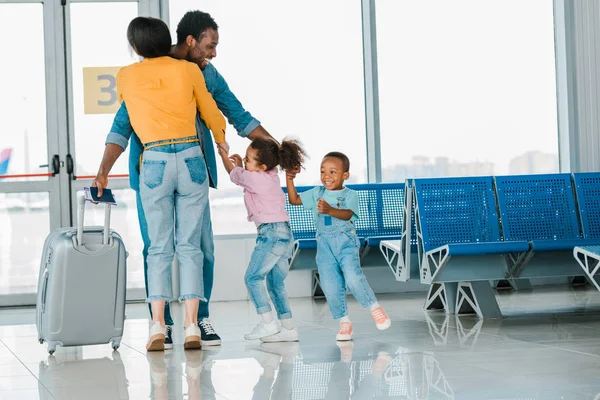 Ευτυχισμένος Αφρικανός Αμερικανός Άνθρωπος Αγκαλιάζει Παιδιά Και Γυναίκα Στο Αεροδρόμιο — Φωτογραφία Αρχείου