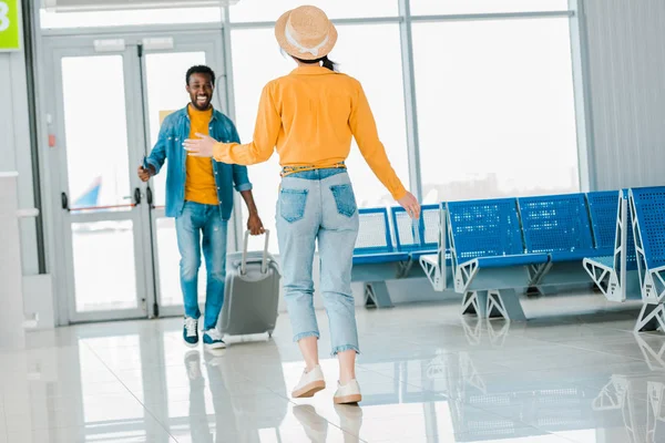 Enfoque Selectivo Hombre Afroamericano Feliz Con Maleta Caminando Hacia Novia —  Fotos de Stock