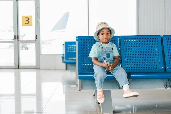 Adorable Afroamericano Chico Sentado Con Juguete Avión Aeropuerto — Foto de Stock