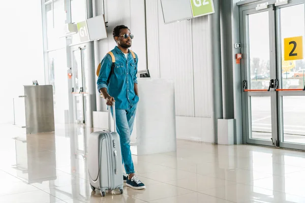 Bell Uomo Afro Americano Che Cammina Con Valigia Aeroporto — Foto Stock