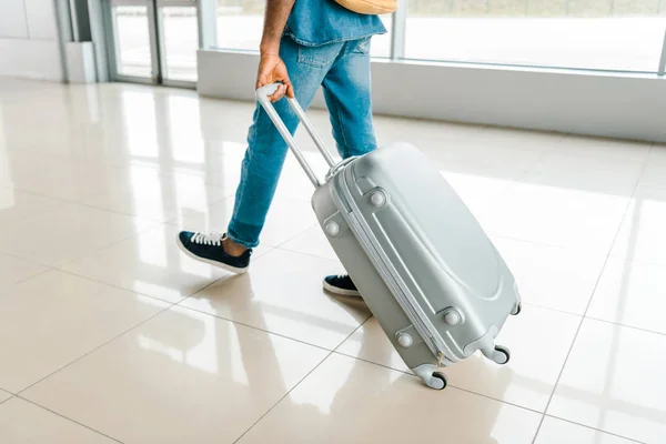 Vista Cortada Homem Americano Africano Andando Com Mala Aeroporto — Fotografia de Stock