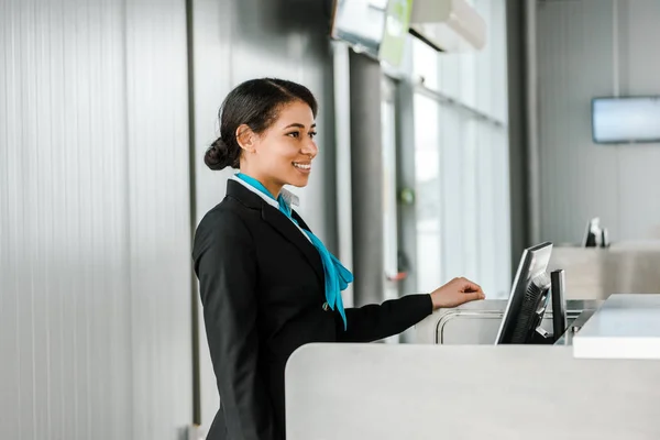 Vrolijke Afro Amerikaanse Luchthaven Personeel Uniform Staande Werkplek — Stockfoto