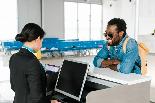 Sonriente Afroamericano Trabajador Del Aeropuerto Comprobar Billete Avión Control Billetes —  Fotos de Stock