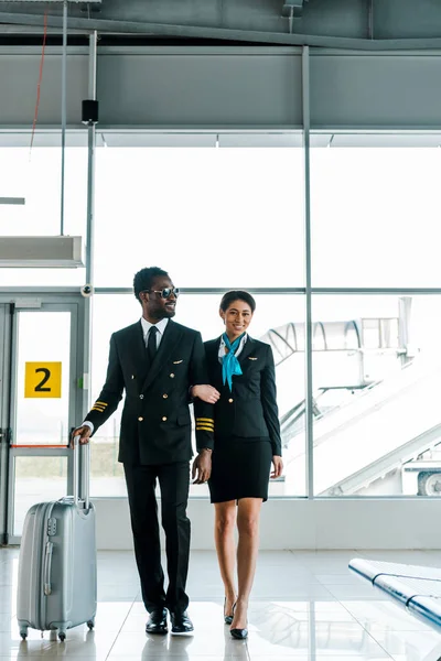 Piloto Afro Americano Aeromoça Caminhando Juntos Aeroporto — Fotografia de Stock