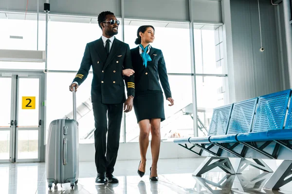 Piloto Afro Americano Aeromoça Caminhando Junto Com Mala Aeroporto — Fotografia de Stock