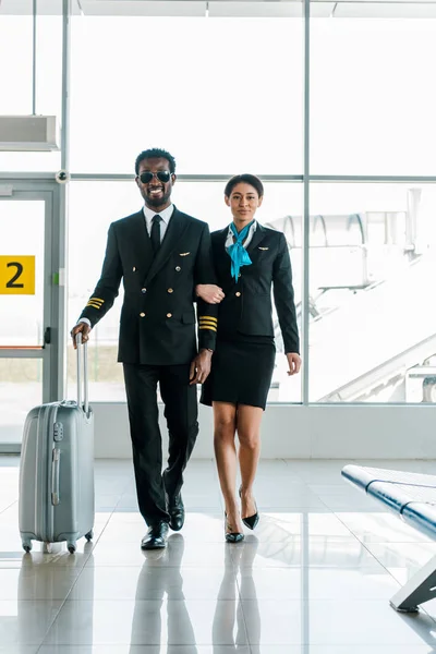 Afro Amerikaanse Piloot Stewardess Lopen Samen Met Bagage Luchthaven — Stockfoto