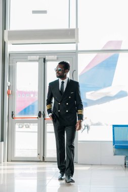 havaalanında yürüme güneş gözlüğü emin Afrikalı Amerikan pilot