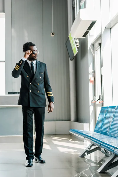 Σίγουρος Αφρικανός Αμερικανός Πιλότος Στα Γυαλιά Ηλίου Πόδια Στο Σαλόνι — Φωτογραφία Αρχείου
