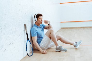 Squash çalar kulaklık ve içme suyu müzik dinleme