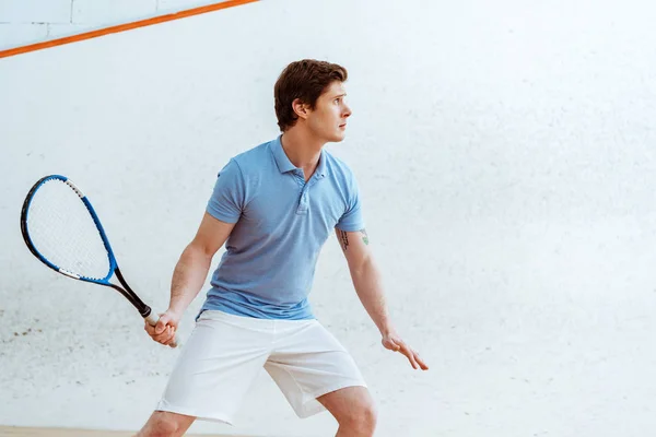 Esportista Concentrado Camisa Pólo Azul Jogando Squash Centro Esportivo — Fotografia de Stock