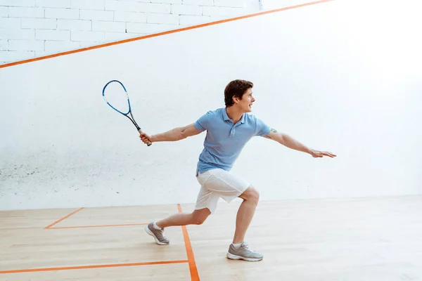 Desportista Emocional Camisa Pólo Azul Jogando Squash Quadra Quatro Paredes — Fotografia de Stock