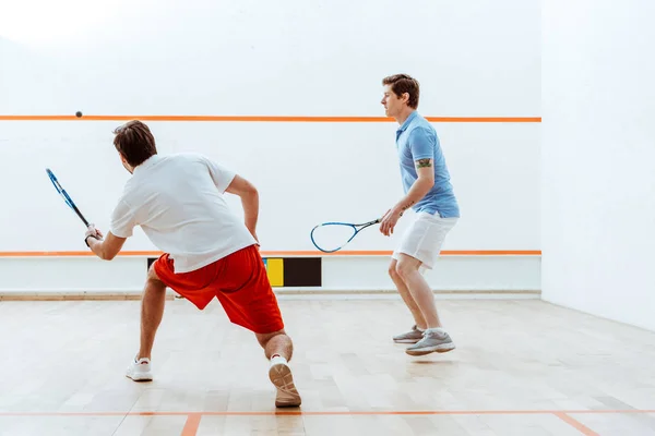 Full Längd Bild Två Idrottsmän Spelar Squash Fyra Väggar Domstol — Stockfoto