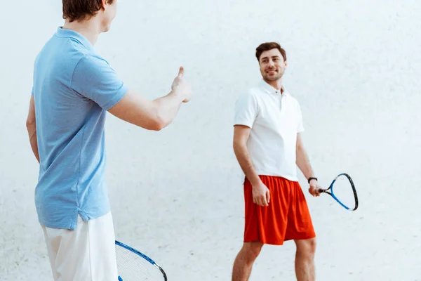 Vista Recortada Del Jugador Squash Mostrando Golpe Hasta Oponente — Foto de Stock
