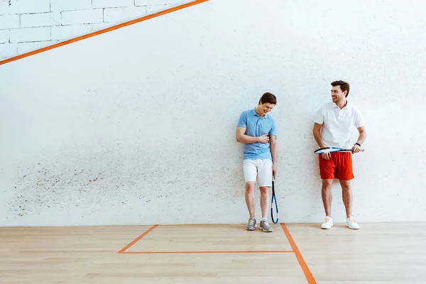 Teljes Hosszúságú Kilátás Mosolygó Squash Játékosok Pólóing — Stock Fotó