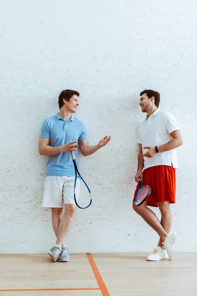 Ganzkörperansicht Von Squash Spielern Die Sich Unterhalten Und Anschauen — Stockfoto