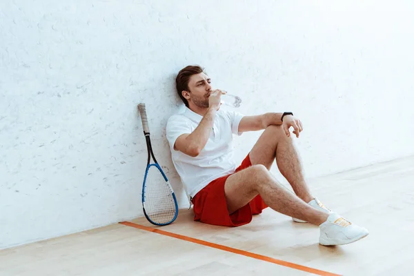 Squash Player Red Shorts Sitting Floor Drinking Water — Stock Photo, Image