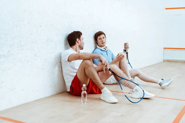 Dos Jugadores Squash Hablando Mientras Están Sentados Suelo Cancha Cuatro — Foto de Stock