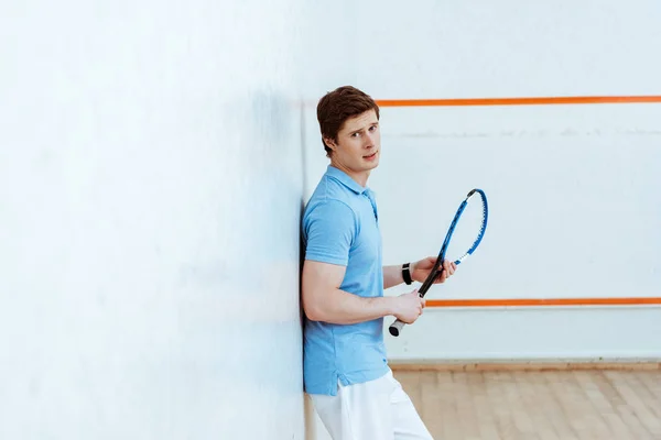 Triste Joueur Squash Tenant Raquette Regardant Caméra Dans Court Quatre — Photo