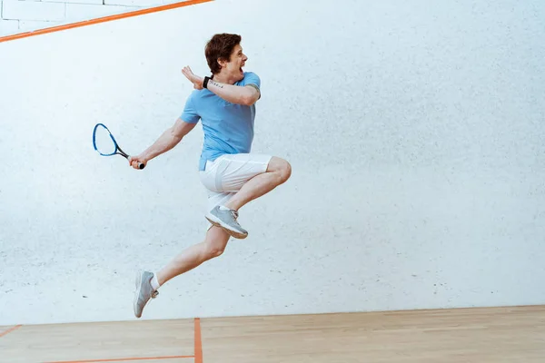 Esportista Camisa Pólo Pulando Enquanto Joga Squash Quadra Quatro Paredes — Fotografia de Stock