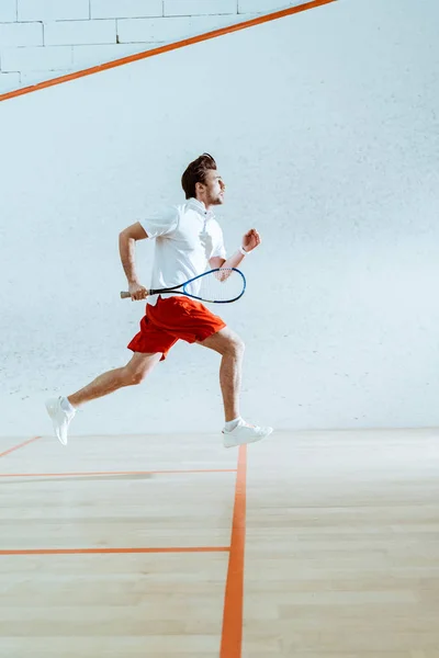 Vista Completa Del Deportista Con Raqueta Corriendo Mientras Juega Squash — Foto de Stock