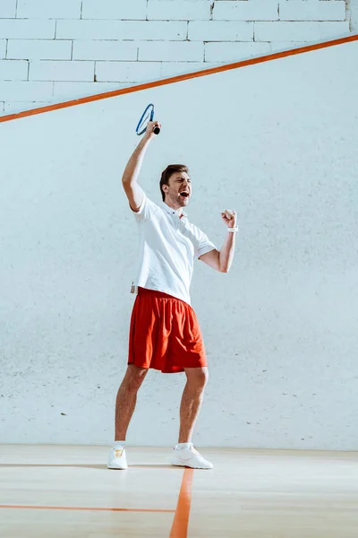 Vista Completa Del Jugador Squash Feliz Con Raqueta Que Muestra — Foto de Stock