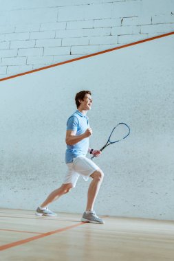 Evet jest gösteren mutlu squash oyuncu tam uzunlukta görünümü